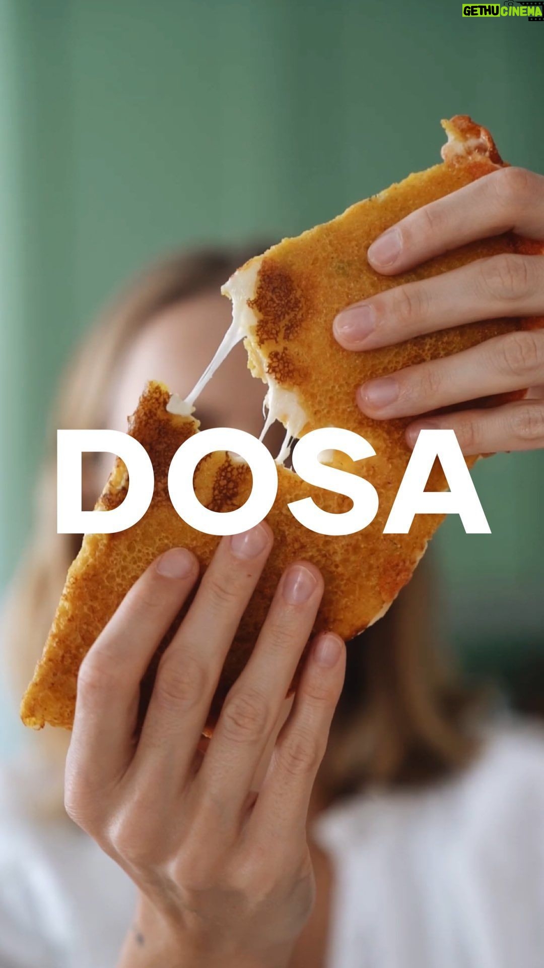 Isabella Scherer Instagram - Dosa ❤️ Você precisa provar essa “panqueca” fininha indiana feita com aveias Quaker 🫶🏻 - 1/2 xícara de farinha de aveia - 1/4 semolina - 1/4 farinha de arroz - 3 ramos de tomilho - 1 colher de sobremesa de gengibre - 1/4 cebola roxa em cubinhos pequenos - 1 colher de sobremesa de curry em pó - 1 colher de sobremesa de páprica defumada - sal e pimenta do reino a gosto - 1/4 xícara de iogurte natural - 1/2 xicara de água - 1 colher de sopa de manteiga - queijo meia cura Quando fizer, me marca? #HojeMelhorQueOntem *publicidade