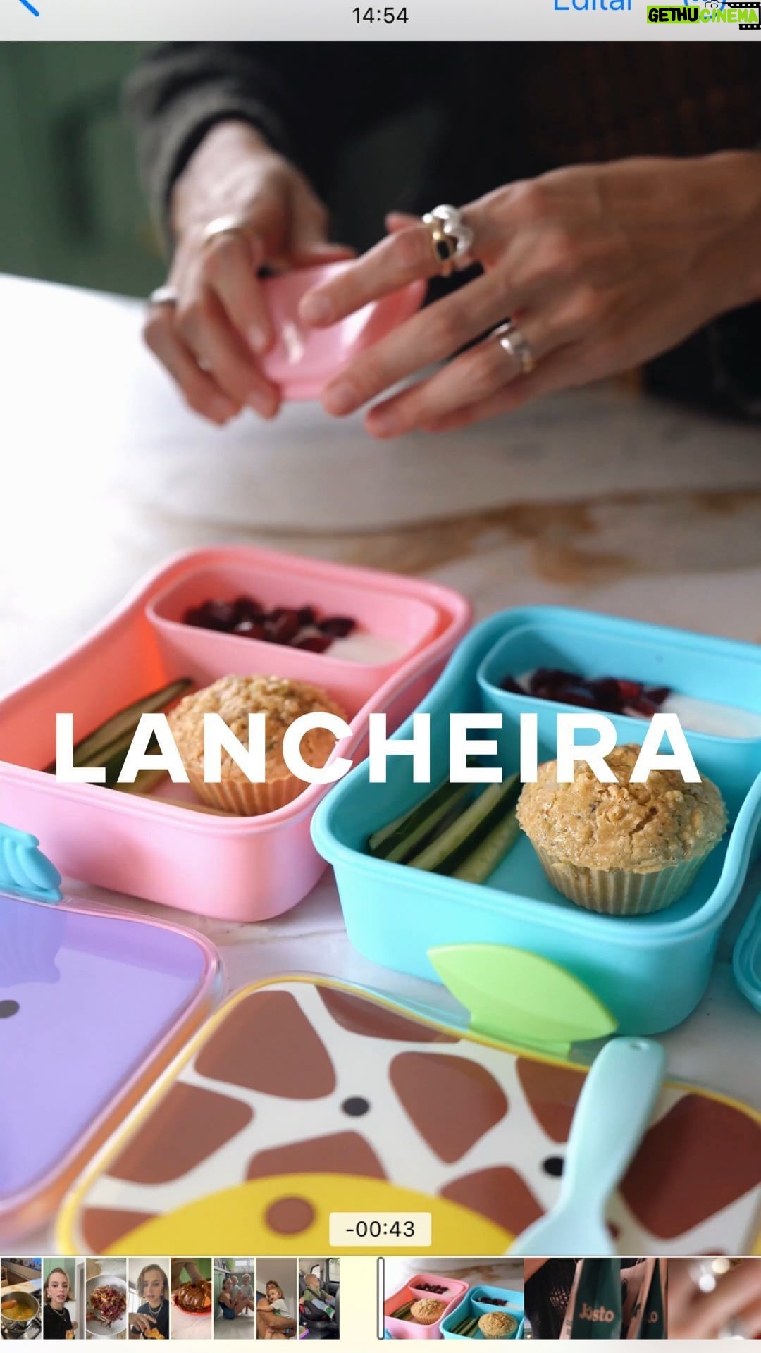 Isabella Scherer Instagram - LANCHEIRA DOS PEQUENUSCULOS ❤️ Feita com ingredientes @justobr, fica ainda melhor! Muffin Salgado: - 4 árvorezinhas cozidas (brócolis) - 4 tomates cereja - 2 cebolinhas - 1 colher de sopa de parmesão - Sal e imenta do reino branca a gosto - 2 ovos - 1/2 de xícara de farinha de aveia - 1/4 de xícara de leite - 1/2 colher de fermento em pó - noz moscada a gosto Lancheira: - Pepino - Iogurte natural - Cereja - Banana Quando fizer, nos marca? *publicidade