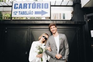 Isabella Scherer Instagram - Tinha esquecido que esse ano eu casei com o amor da minha vida 😮❤️