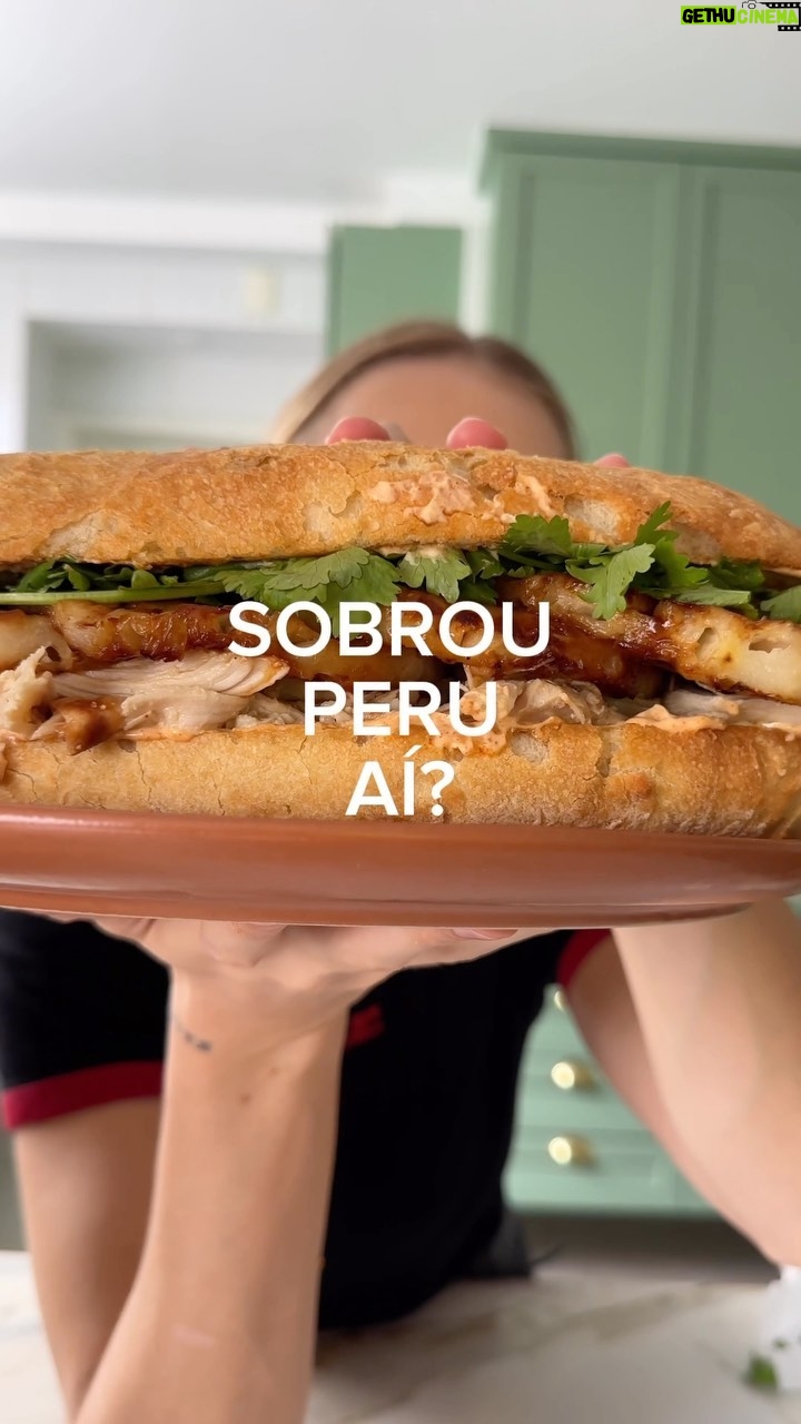 Isabella Scherer Instagram - Sobrou peru/chester aí? ❤️ Vem comigo e com o @justobr fazer o melhor reaproveitamente possível! - Peru/Chester - Manteiga temperada do vídeo do peru - Água - Limão - Abacaxi - Azeite - Sal e pimenta do reino - Coentro Molho: - 1/2 xícara de maionese - 1 colher de sopa de páprica defumada - 1 colher de sopa de limão - Molho de pimenta Quando fizer, me marca? *publicidade