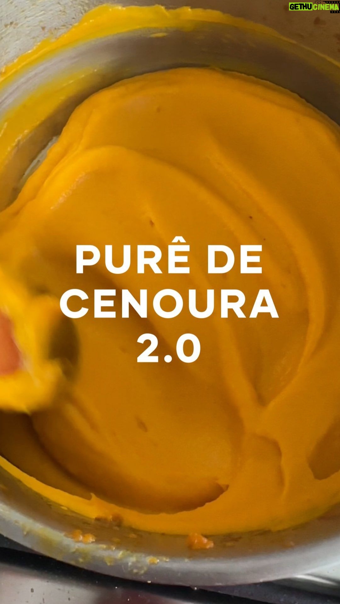 Isabella Scherer Instagram - PURÊ DE CENOURA NATALINO 🥕 Versão ceia de Natal, com laranja!!!! - 5 cenouras - 2 dentes de alho grandes - suco de 2 laranjas - 2 colheres de sopa de azeite de oliva - sal - pimenta do reino - 1 colher de sopa bem cheia de manteiga - água para dar o ponto (+-1 xícara) Quando fizer, me marca?