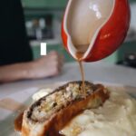 Isabella Scherer Instagram - CEIA VEGGIE 🫶🏻 Couve-flor wellington, jus de legumes e aligot! Bora comigo e com o @justobr ? Wellington de couve flor: Couve Flor: 1 couve flor inteira 3 colheres de sopa de manteiga 3 dentes de alho Tomilho Sal e pimenta do reino a gosto Massa folhada 1 gema Duxxele de cogumelos: 300g cogumelos frescos (gosto de portobello mas pode ser champignon fresco também) 1/2 cebola em brunoise 1 colher de sopa de manteiga. Sal e pimenta do reino a gosto. Jus de legumes: 2 cebolas 2 cenouras 1 alho poró 3 talos de salsão 1/2 xícara de cogumelo seco Tomilho 1 litro de agua 1/4 de suco limão siciliano 2 colheres de sopa de manteiga Quando fizer, me marca? *publicidade