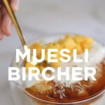 Isabella Scherer Instagram - Meu novo café da manhã favorito com Aveias Quaker ❤️ @quakerbrasil Muesli Bircher: - 150g aveia em flocos Quaker - ⁠150g bebida vegetal - ⁠50ml de água quente - ⁠5 colheres de sopa de iogurte natural - ⁠1 colher de sopa de maple syrup ou mel - ⁠2 colheres de côco ralado - ⁠Suco de 1/2 limão - ⁠Raspas do limão - ⁠Manga - ⁠Iogurte natural para servir Uma receita deliciosa pra você ficar cheio de energia pro seu dia! Quando fizer, me marca? #HojeMelhorQueOntem #ReceitasQuaker #Quaker #Receita #Aveia #ReceitaFacil