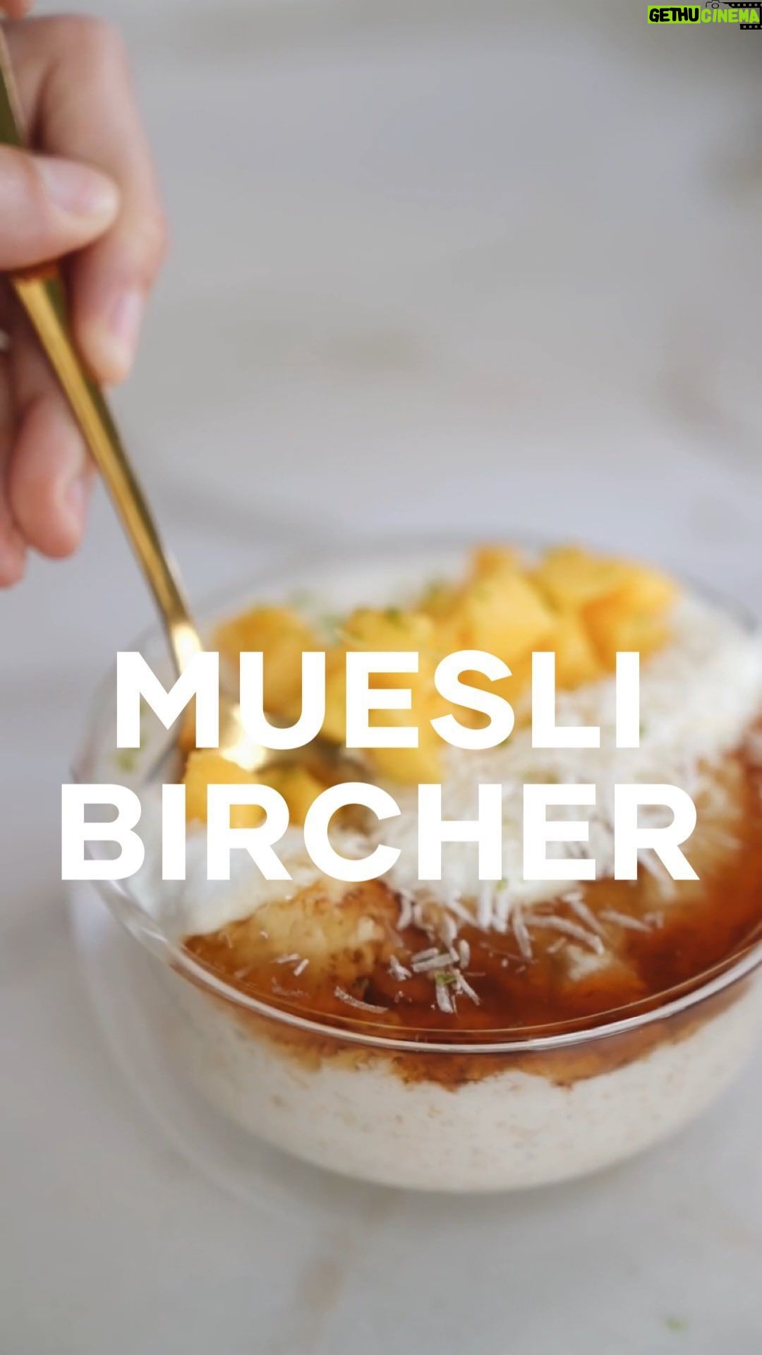 Isabella Scherer Instagram - Meu novo café da manhã favorito com Aveias Quaker ❤️ @quakerbrasil Muesli Bircher: - 150g aveia em flocos Quaker - 150g bebida vegetal - 50ml de água quente - 5 colheres de sopa de iogurte natural - 1 colher de sopa de maple syrup ou mel - 2 colheres de côco ralado - Suco de 1/2 limão - Raspas do limão - Manga - Iogurte natural para servir Uma receita deliciosa pra você ficar cheio de energia pro seu dia! Quando fizer, me marca? #HojeMelhorQueOntem #ReceitasQuaker #Quaker #Receita #Aveia #ReceitaFacil
