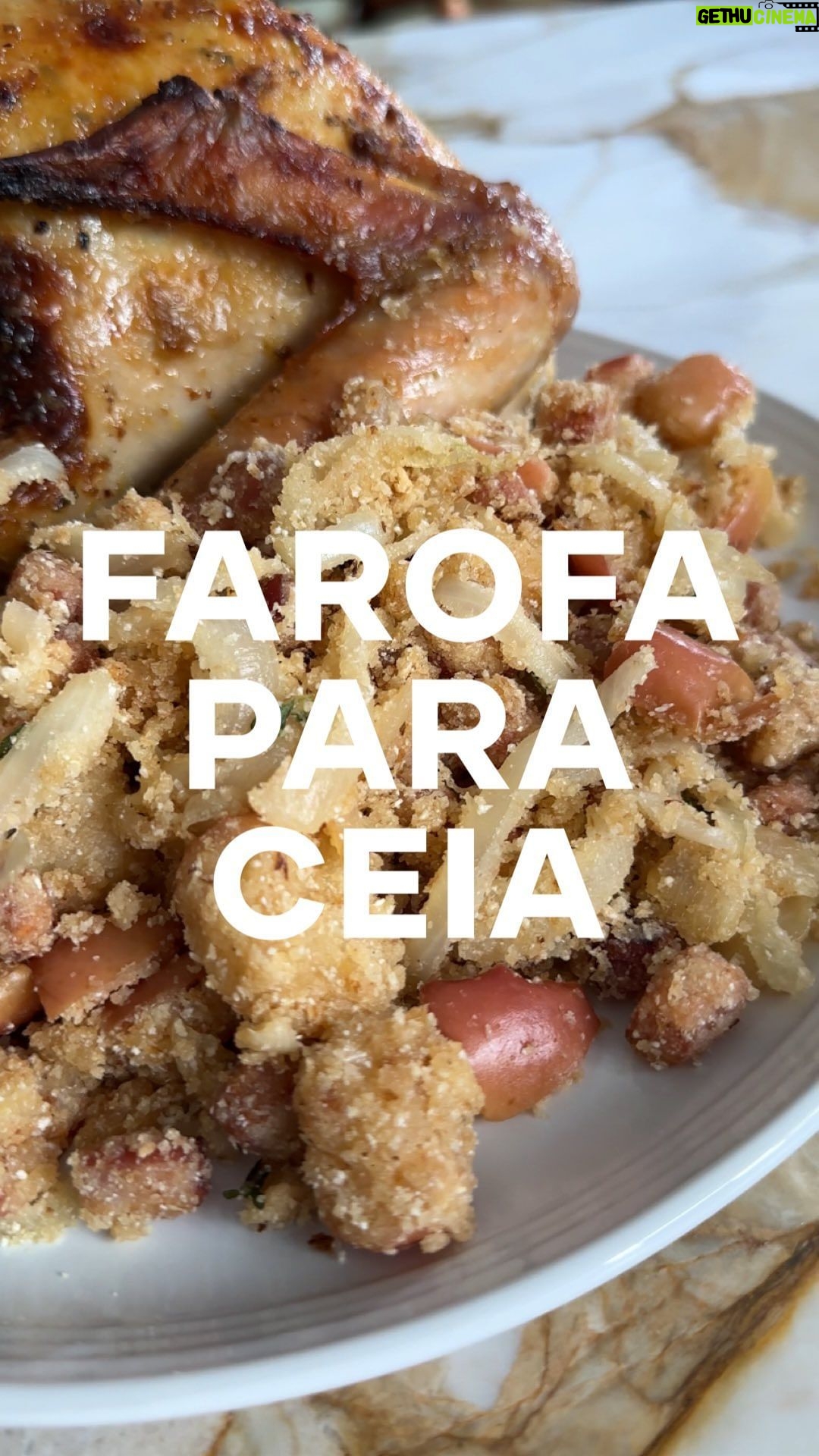 Isabella Scherer Instagram - A MELHOR FAROFA PRA SUA CEIA ❤️ - 200g bacon - 2 maças - 2 comheres de sopa cheias da manteiga temperada do video do peru - 1 colher de sopa de manteiga sem sal - 2 cebolas - 1 xícaras de farinha de mandioca - 8 galhos de Tomilho - Sal e pimenta do reino a gosto Quando fizer, me marca?
