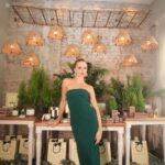 Isabella Scherer Instagram - Os aromas sempre fizeram parte do meu Natal, tenho na memória o cheiro das bolachinhas natalinas que minha vó começa a fazer no mês de dezembro, amo o cheirinho da ceia. Nesse reels especial eu reuni trechos do evento Holiday de @jomalonelondon com as decorações natalina de casa, afinal o Natal sempre me marcou muito e eu acho tem tudo a ver.    E falando em aroma, eu me apaixonei pela nova vela de @jomalonondon que chegou por aqui. Quero que esse cheiro remeta sempre a minha família e todas nossas lembranças de Natal.🎄🎅🏻 Aproveitem para presentear usando o cupom Holiday-isa no site e ganhem uma miniatura luxuosa (deluxe) até 31/12/2023    #JoMaloneLondonBR #SeasonOfScent *publicidade