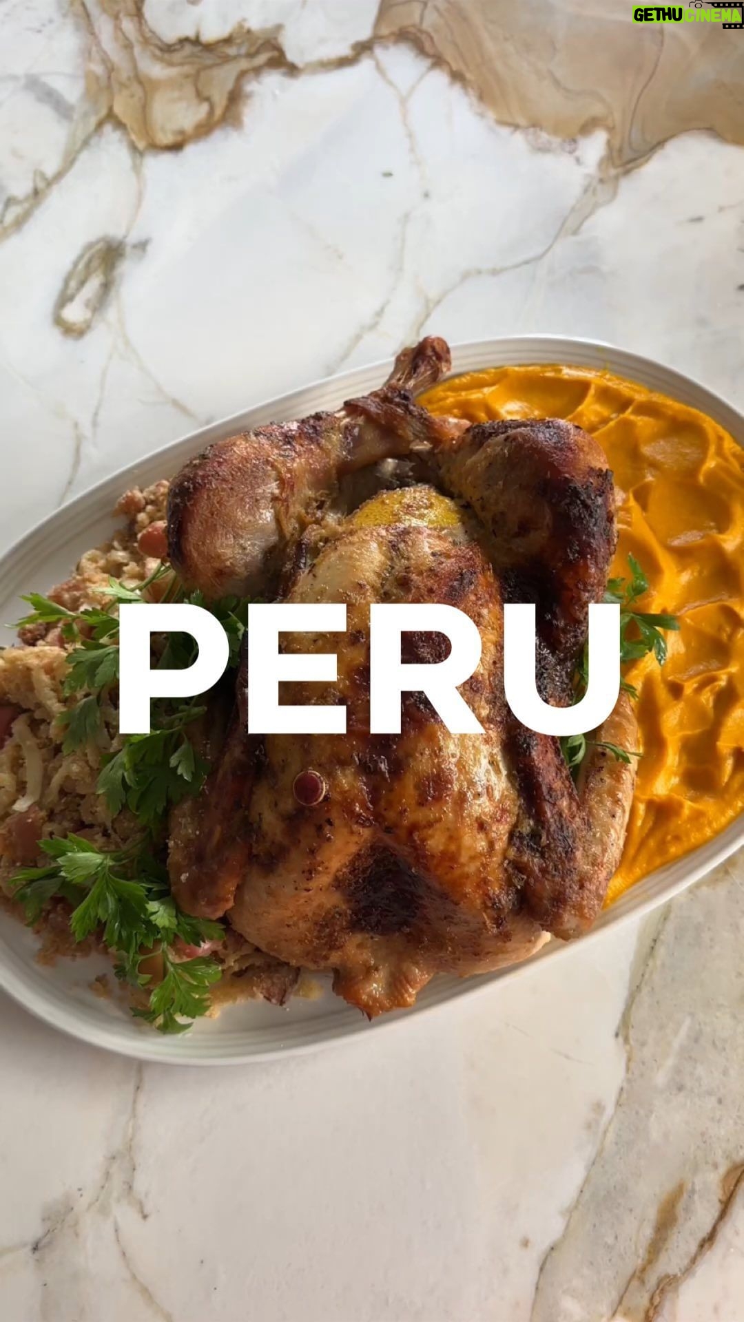 Isabella Scherer Instagram - PERU 🦃 Você é time Peru ou Chester? Manteiga: - 1 + 1/2 tablete de manteiga sem sal - 2 alho poró - 1 + 1/2 colher de sopa rasa de sal - Pimenta do reino a gosto - 4 dentes grandes de alho (ou 6 pequenos) - Raspas de uma laranja - Raspas de 1 limão siciliano (mas pode ser do normal também) - 10 galhos de tomilho (só as folhas) - Suco de 1 limão Use 2/3 da manteiga temperada no Peru e guarde o resto para as próximas receitas 🤫 - 1 peru - Sal a gosto na cavidade - 1 limão para colocar dentro 180°C por +- 1h40m, mas varia muito dependendo do tamanho do seu peru e dependendo do forno também! O importante é a pele ficar dourada, ele cozinhar, mas não passar do ponto! Se você deixar muito tempo no forno, ele vai ressecar e não ficar mais macio, ao contrário do que muitos pensam…. Quando fizer, me marca?