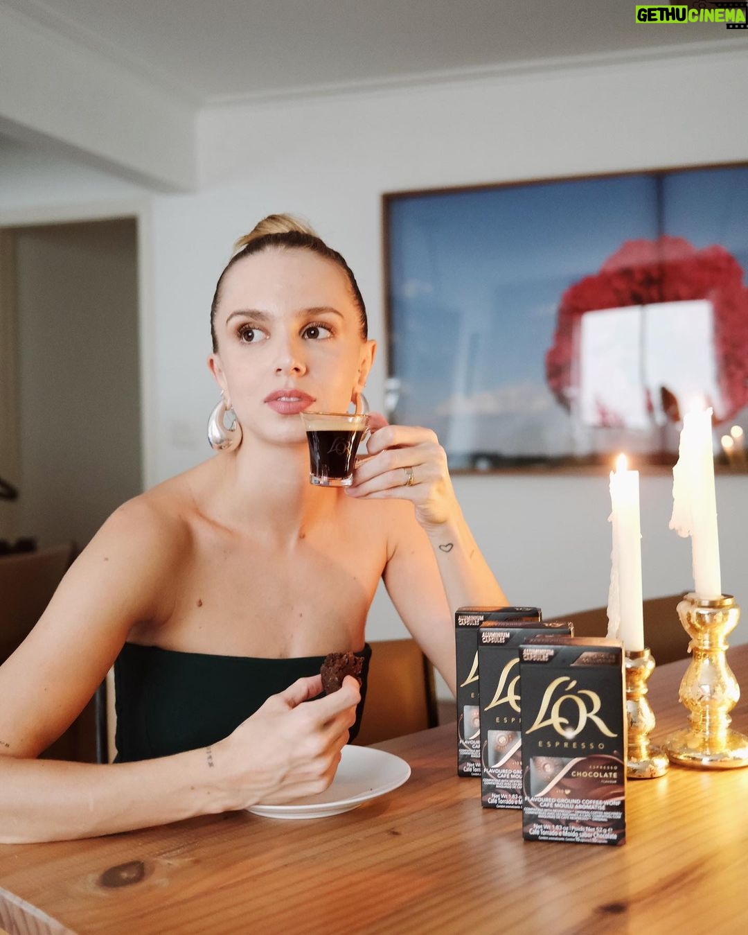 Isabella Scherer Instagram - O blend Chocolate é o novo lançamento de L’OR Cápsulas e tem sido a minha escolha preferida, ele faz parte da linha Sabores. Quem conhece? Está disponível exclusivamente no site da marca e com desconto de 20%! Clica no link e aproveite! Ele é levemente adocicado e possui notas de chocolate amargo, perfeito para harmonizar com doces nas celebrações de fim de ano e tornar ainda melhor esse momento! #ChocolateLOR @lorespressobrasil COMPATÍVEL COM MÁQUINAS DE CAFÉ NESPRESSO ORIGINAL®️* *Marca de um terceiro, não relacionado com a JACOBS DOUWE EGBERTS. Para uma lista detalhada de máquinas compatíveis, acesse www.cafelor.com.br