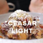 Isabella Scherer Instagram - CEASAR LIGHT 🥬🥗 Com drink harmonizando feito com @teisseirebr de Limão Siciliano! FRANGO: 3 peitos de frango 1/2 colher sobremesa curcuma 1/2 colher sobremesa paprica doce 3 alhos 1 limao 3 colheres de sopa de azeite sal a gosto pimenta do reino a gosto 10 ramos de tomilho 1 galho de alecrim MOLHO: 1 col sopa alcaparra 1 colher sopa molho ingles 1/2 limao tahiti 4 col sopa iogurte 1 col sopa azeite 1/2 alho SALADA: repolho roxo repolho verde tomate cereja cenoura ralada 1/2 cebola roxa manjericão DRINK: 1 dose de Mathieu Teissere Limão Siciliano 1/2 xícara de manga 1/2 dose de suco de limão 5 folhas de manjericão água com gás até completar (1 dose de gin se quiser…) Quando fizer, me marca? *publicidade