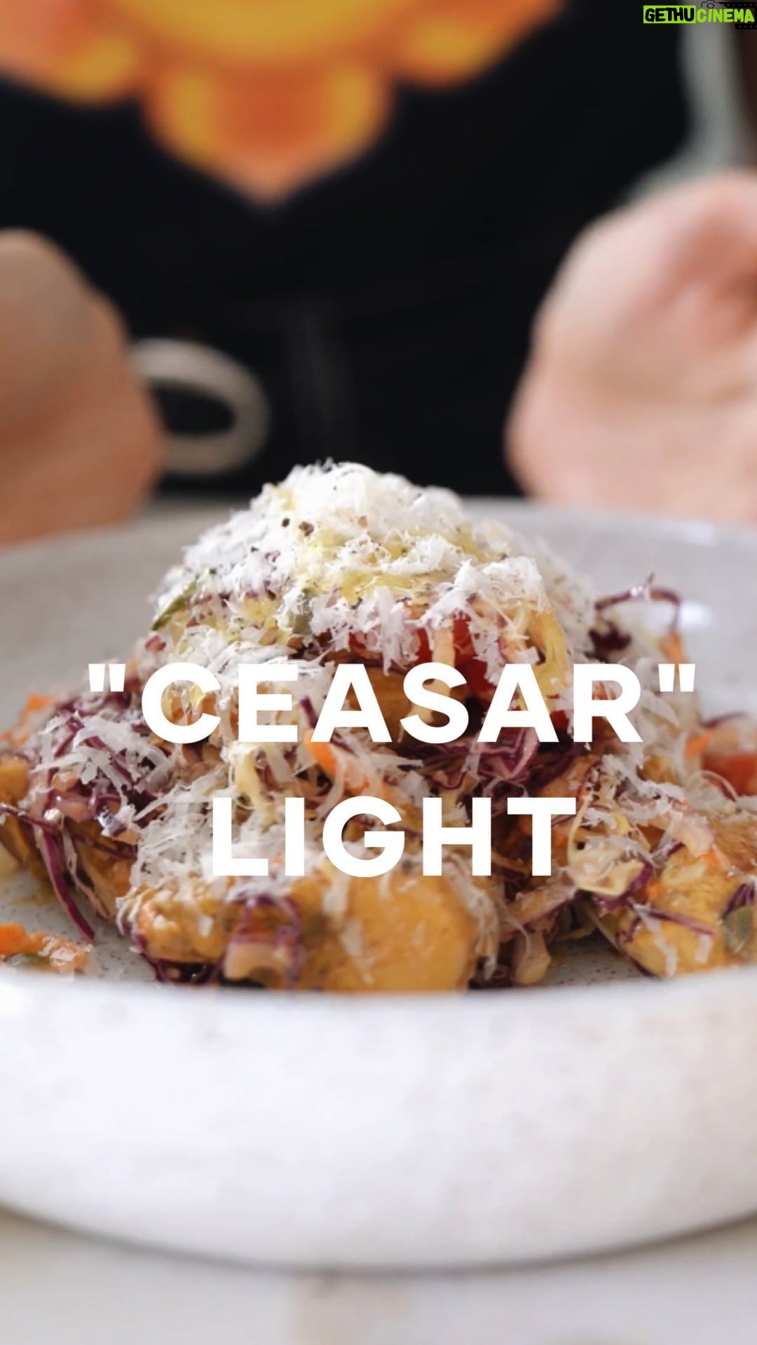 Isabella Scherer Instagram - CEASAR LIGHT 🥬🥗 Com drink harmonizando feito com @teisseirebr de Limão Siciliano! FRANGO: 3 peitos de frango 1/2 colher sobremesa curcuma 1/2 colher sobremesa paprica doce 3 alhos 1 limao 3 colheres de sopa de azeite sal a gosto pimenta do reino a gosto 10 ramos de tomilho 1 galho de alecrim MOLHO: 1 col sopa alcaparra 1 colher sopa molho ingles 1/2 limao tahiti 4 col sopa iogurte 1 col sopa azeite 1/2 alho SALADA: repolho roxo repolho verde tomate cereja cenoura ralada 1/2 cebola roxa manjericão DRINK: 1 dose de Mathieu Teissere Limão Siciliano 1/2 xícara de manga 1/2 dose de suco de limão 5 folhas de manjericão água com gás até completar (1 dose de gin se quiser…) Quando fizer, me marca? *publicidade