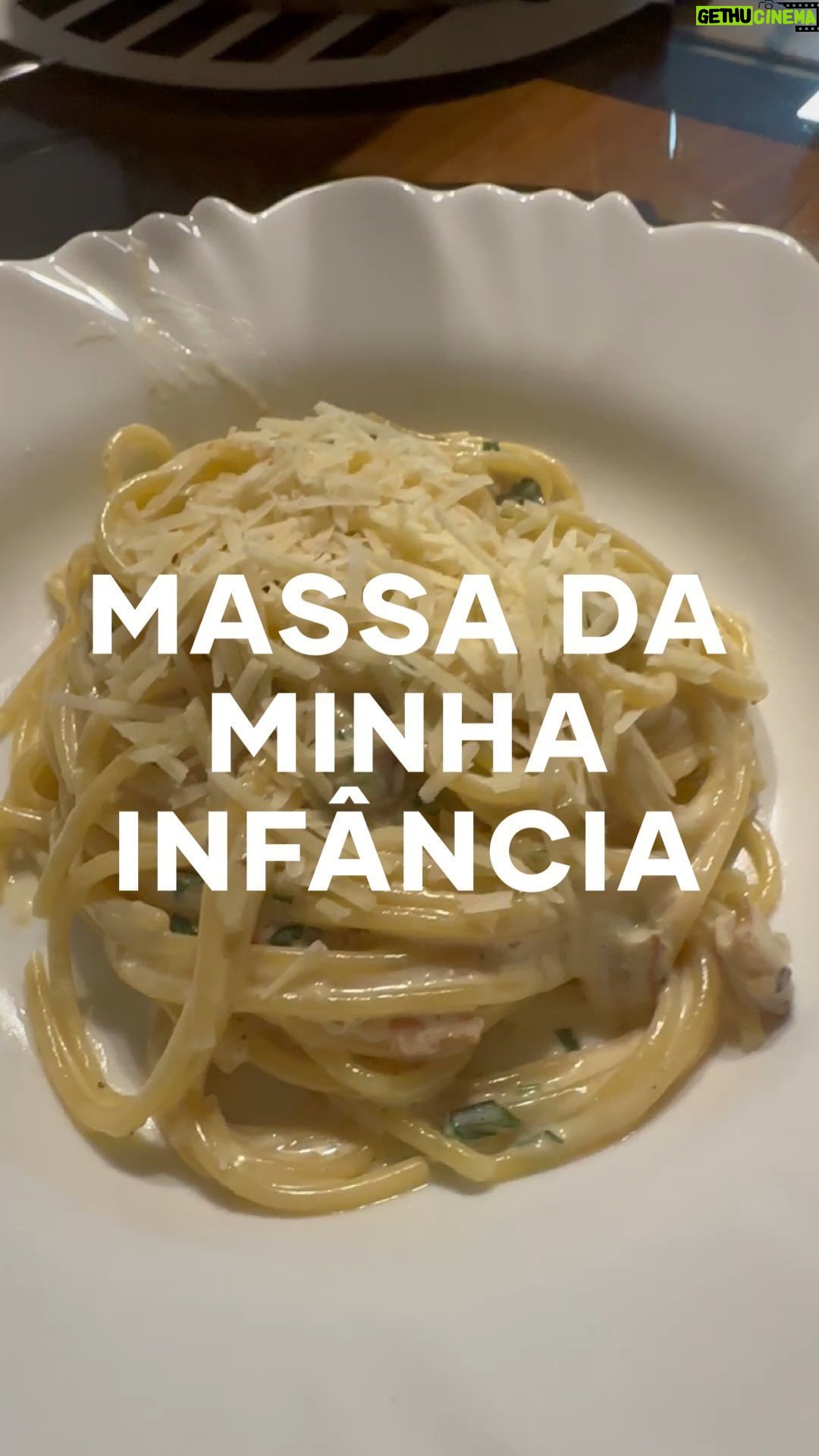 Isabella Scherer Instagram - 20 minutos pra sua felicidade ❤️ Massa com sabor da minha infância! - 100g bacon - 1 cebola em brunoise - 1/2 cubo de galinha - 1 xícara de água - 3 xícaras de creme de leite fresco - 1 xícara de parmesão ralado - 1/2 xícara de salsa picada - pimenta do reino Quando fizer, me marca? E me agradece também pq….. 😮💨