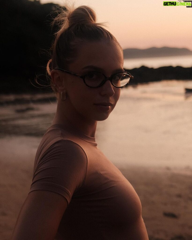 Isabella Scherer Instagram - Minha Skin Verão com meu Skin Cropped @insiderstore, a blusa mais confortável e versátil! Cupom: ISA (12% OFF) *publicidade