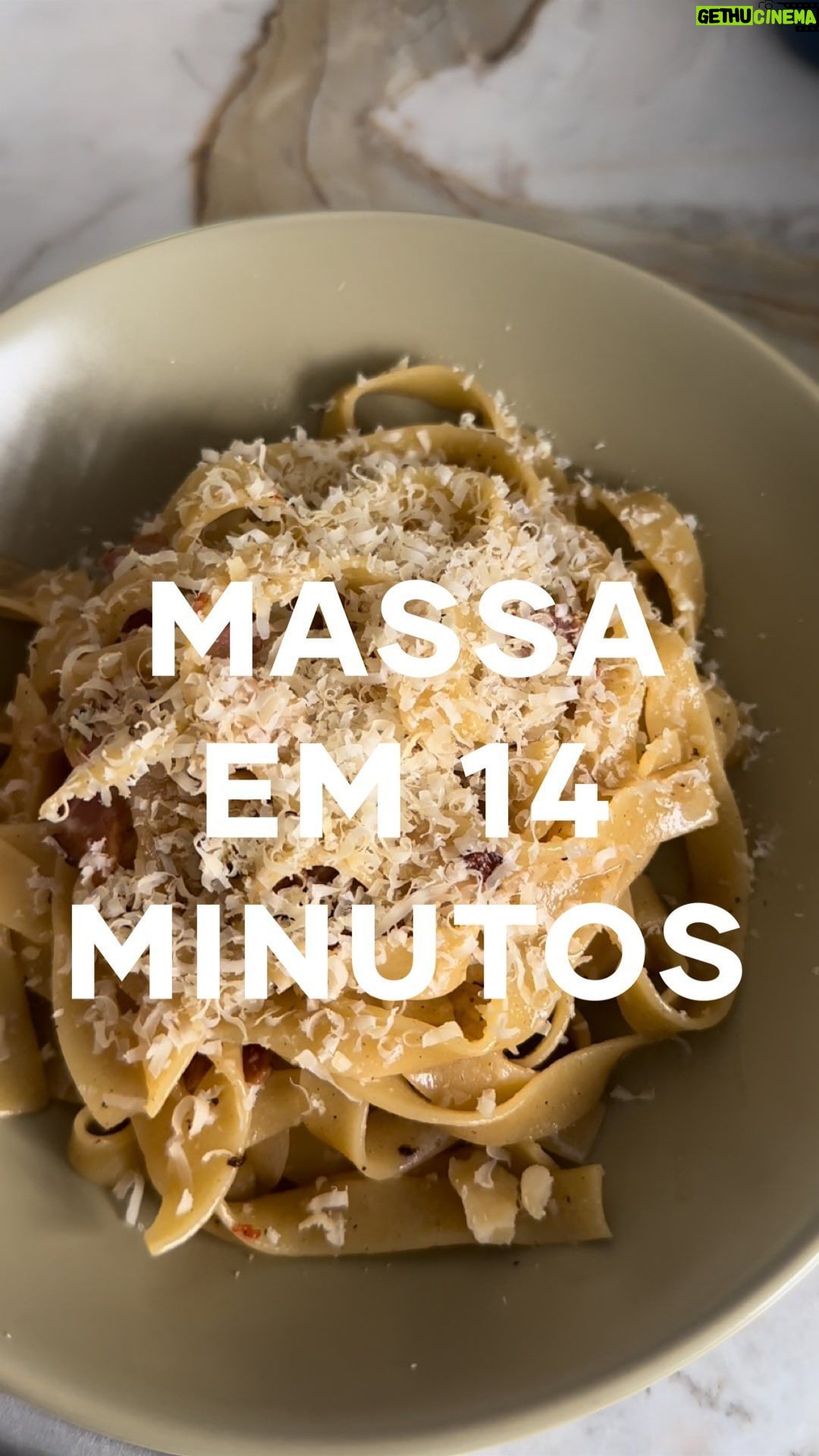 Isabella Scherer Instagram - Em quantos minutos você acha que fiz meu almoço? Receita: - 150g bacon - 1/2 cebola grande - 1/2 pimenta dedo de moça - tomilho fresco - pimenta do reino - parmesão ou grana padano ralado na hora - sal a gosto Quando fizer, me marca?