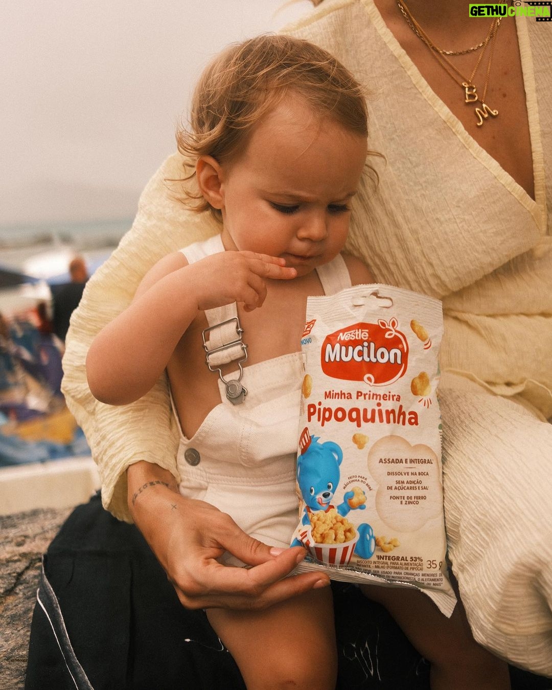 Isabella Scherer Instagram - Nosso companheiro de todas as horas: Mucilon Minha Primeira Pipoquinha ❤️ Sem adição de açúcares e sal, assada, integral, fonte de ferro e zinco e ainda dissolve na boca! O MINISTÉRIO DA SAÚDE INFORMA: APÓS OS 6 (SEIS) MESES DE IDADE, CONTINUE AMAMENTANDO SEU FILHO E OFEREÇA NOVOS ALIMENTOS *publicidade