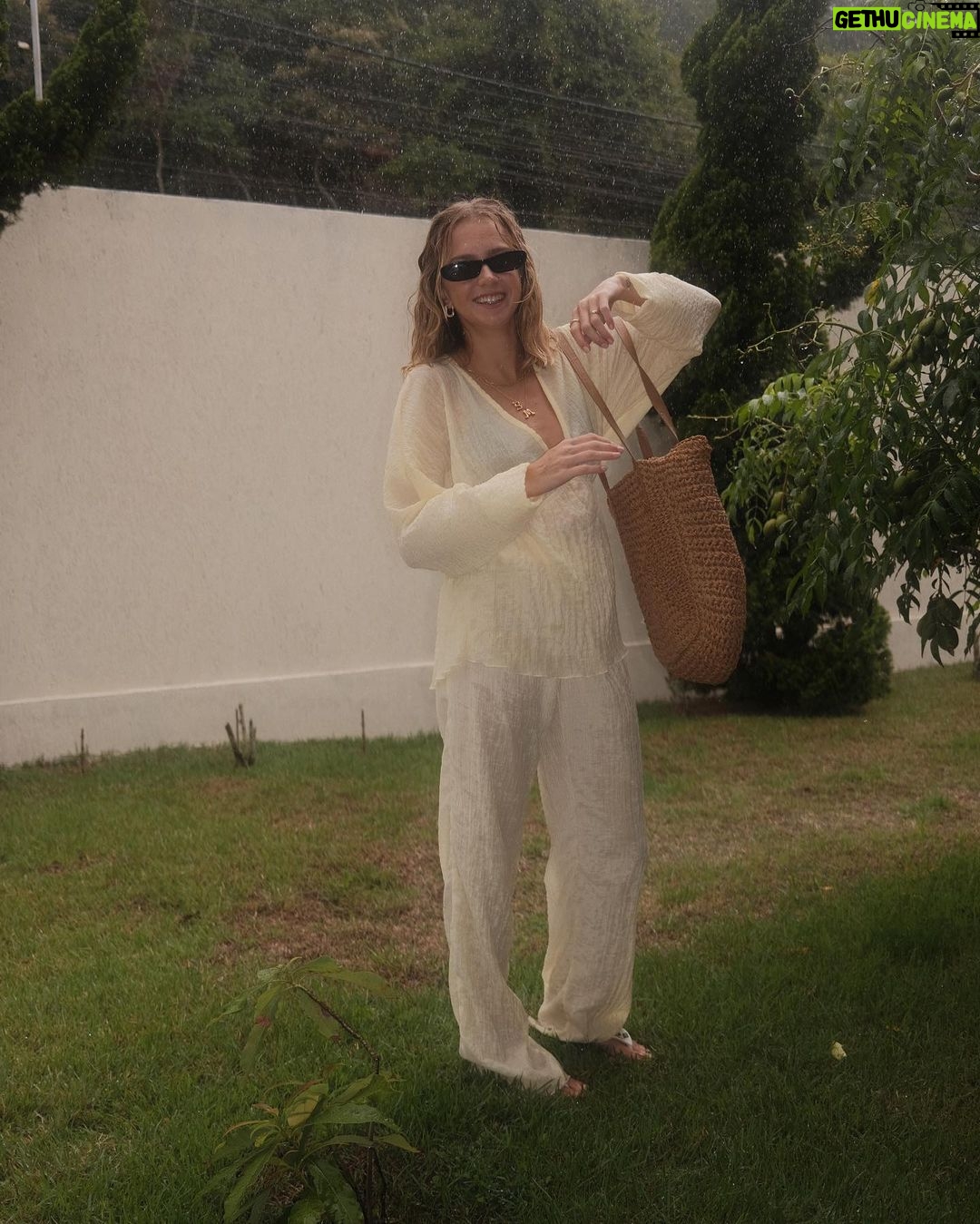 Isabella Scherer Instagram - banho de chuva 🌧️