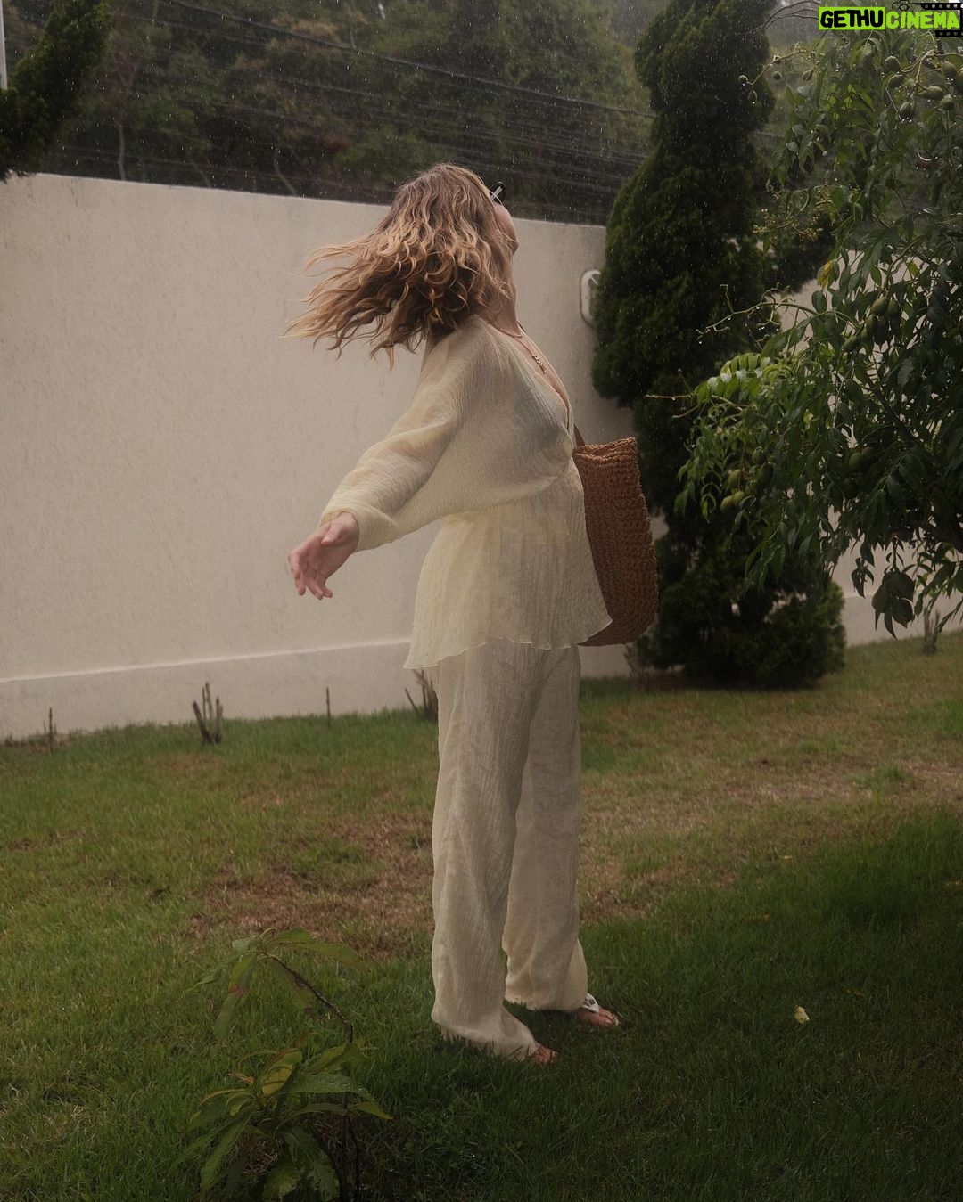 Isabella Scherer Instagram - banho de chuva 🌧️