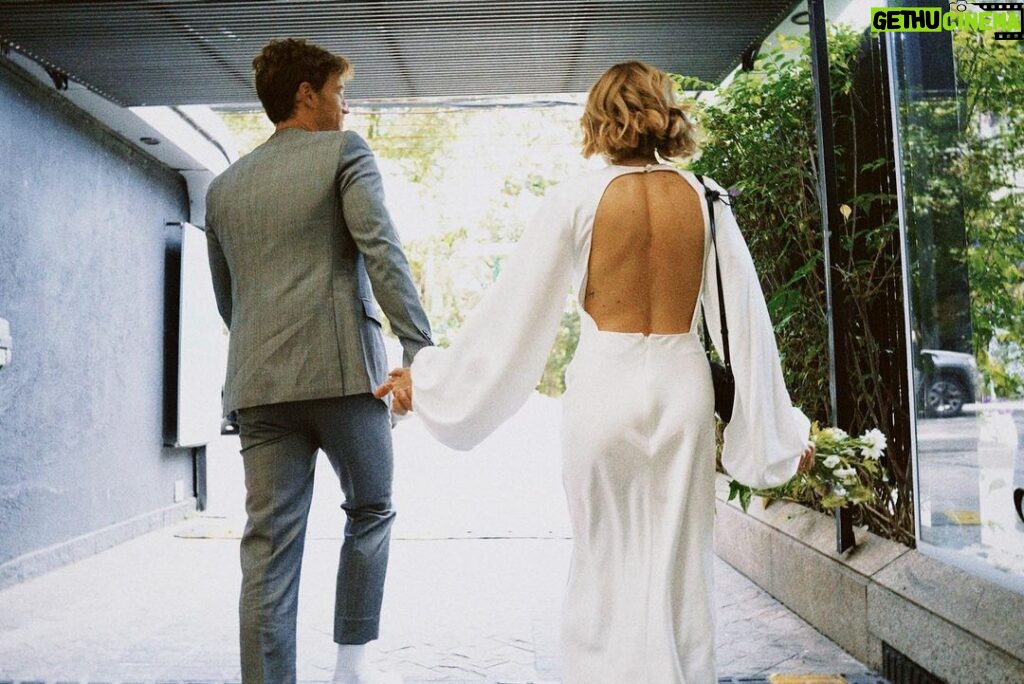 Isabella Scherer Instagram - Tinha esquecido que esse ano eu casei com o amor da minha vida 😮❤️