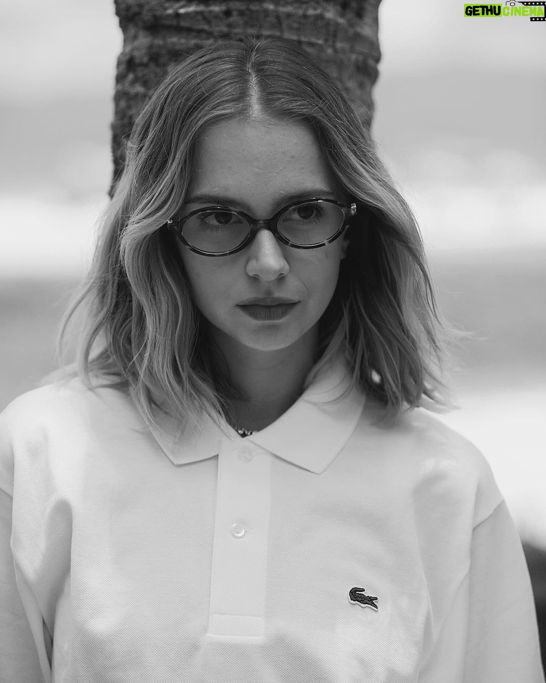Isabella Scherer Instagram - Com a Lacoste, o frescor e a leveza estão garantidas no seu look de fim de ano! Eu já escolhi os meus preferidos e agora quero te perguntar: qual peça não pode faltar nos seus dias de verão? 🐊✨ #VerãoLacoste #LacosteHolidays *publicidade