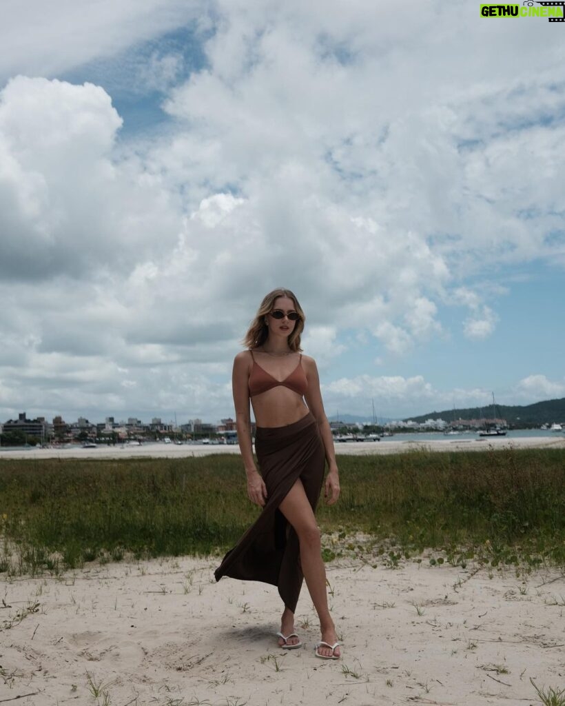 Isabella Scherer Instagram - Na minha terra natal com o biquíne e saida de praia MARAVILHOSOS insider! ❤️ CUPOM: ISA @insiderstore *publicidade