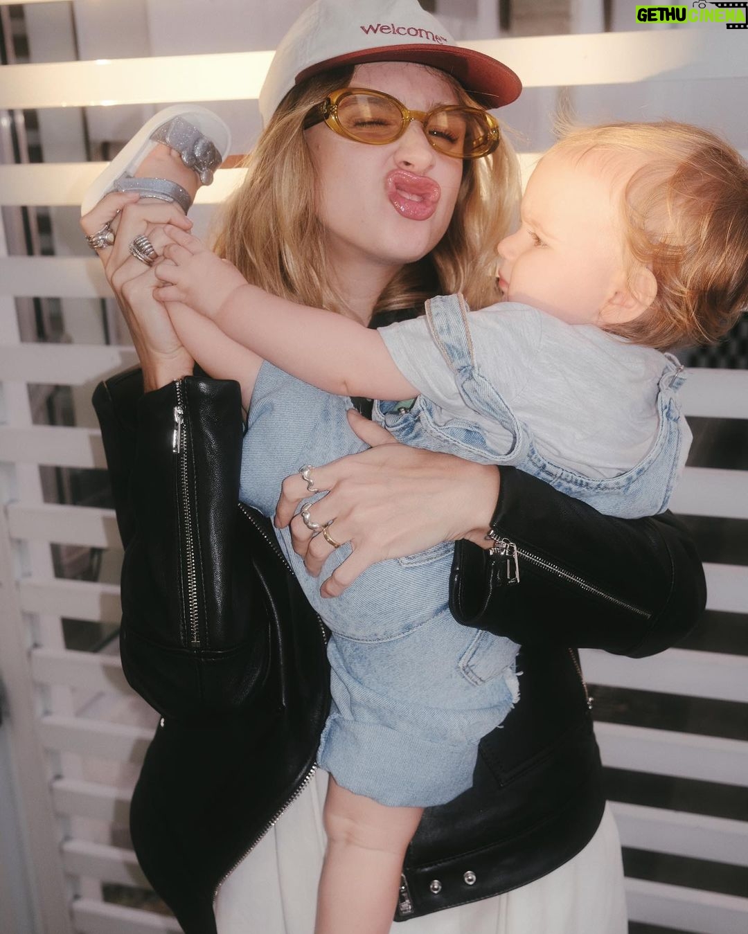 Isabella Scherer Instagram - Família #ComMelissa ❤️ Tenho cupom com 10% OFF pra vocês no e-commerce, app, clubes Melissa e Galeria Melissa, viu? Cupom: ISA10 @melissaoficial *publicidade #Disney100 #100anosdeEmoção #MomentoDisney100