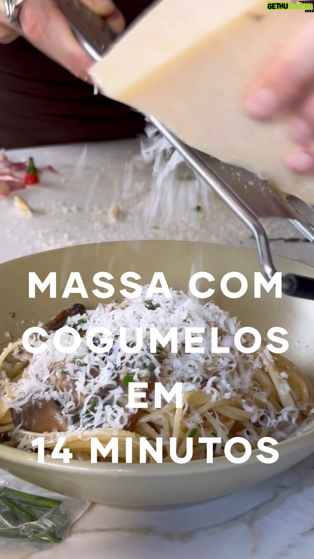 Isabella Scherer Instagram - MASSA COM COGUMELOS EM…. MINUTOS 🍝 - 1 bandeija de cogumelo fresco (eu usei portobelo) - 3 dentes de alho - 1 pimenta dedo de moça - 1 copo de vinho branco - 5 galhos de tomilho - 2 col sopa de manteiga - 1 col sopa azeite de oliva - sal e pimenta do reino a gosto - 1 copo de parmesão ralado na hora - raspas de 1/2 limão siciliano - cebolinha ou salsa a gosto - burrata opcional - queijo para servir - 350g de capellini Quando fizer, me marca?
