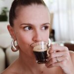 Isabella Scherer Instagram - O blend Chocolate é o novo lançamento de L’OR Cápsulas e tem sido a minha escolha preferida, ele faz parte da linha Sabores. Quem conhece? Está disponível exclusivamente no site da marca e com desconto de 20%! Clica no link e aproveite! Ele é levemente adocicado e possui notas de chocolate amargo, perfeito para harmonizar com doces nas celebrações de fim de ano e tornar ainda melhor esse momento! #ChocolateLOR @lorespressobrasil COMPATÍVEL COM MÁQUINAS DE CAFÉ NESPRESSO ORIGINAL®️* *Marca de um terceiro, não relacionado com a JACOBS DOUWE EGBERTS. Para uma lista detalhada de máquinas compatíveis, acesse www.cafelor.com.br