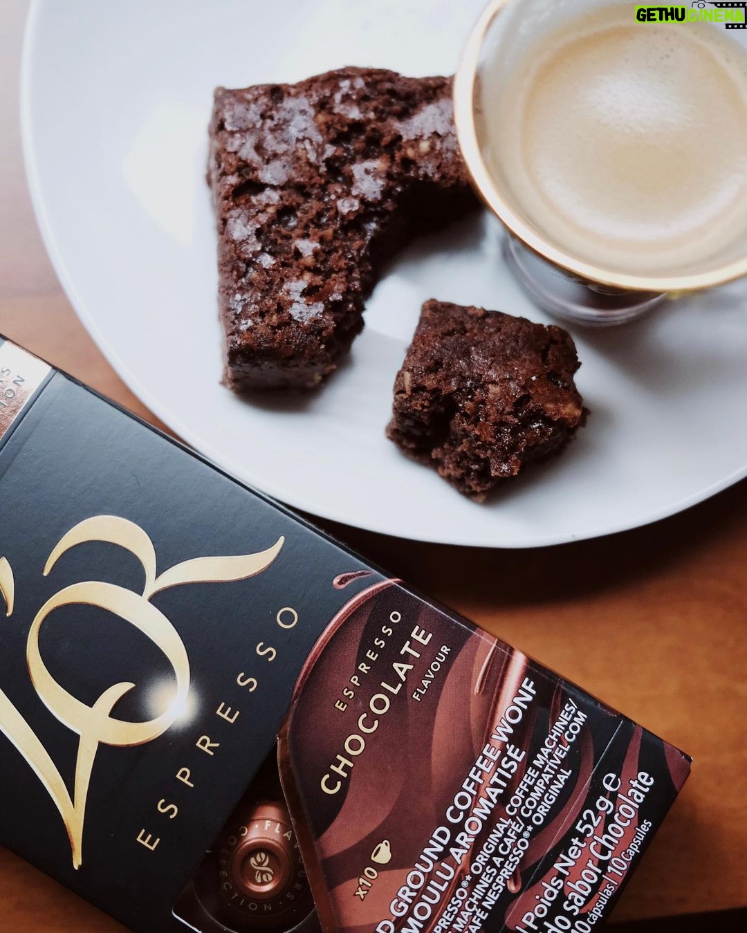 Isabella Scherer Instagram - O blend Chocolate é o novo lançamento de L’OR Cápsulas e tem sido a minha escolha preferida, ele faz parte da linha Sabores. Quem conhece? Está disponível exclusivamente no site da marca e com desconto de 20%! Clica no link e aproveite! Ele é levemente adocicado e possui notas de chocolate amargo, perfeito para harmonizar com doces nas celebrações de fim de ano e tornar ainda melhor esse momento! #ChocolateLOR @lorespressobrasil COMPATÍVEL COM MÁQUINAS DE CAFÉ NESPRESSO ORIGINAL®️* *Marca de um terceiro, não relacionado com a JACOBS DOUWE EGBERTS. Para uma lista detalhada de máquinas compatíveis, acesse www.cafelor.com.br