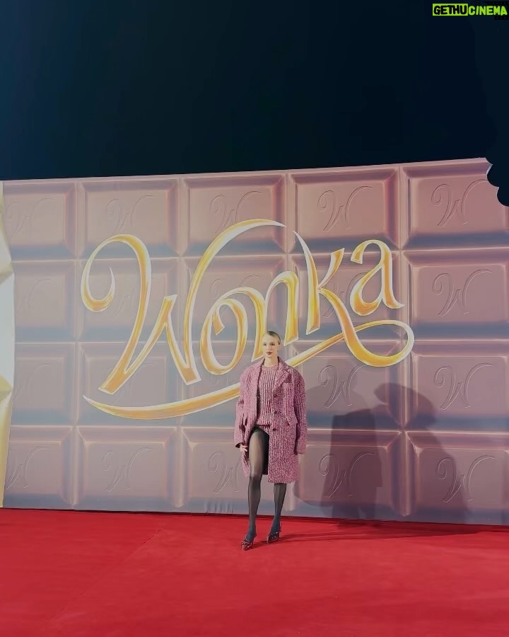 Isabella Scherer Instagram - Wonka World Premiere 🍫 Pega o vonau que eu tô nojeeeeeeeenta!!!!! Royal Festival Hall