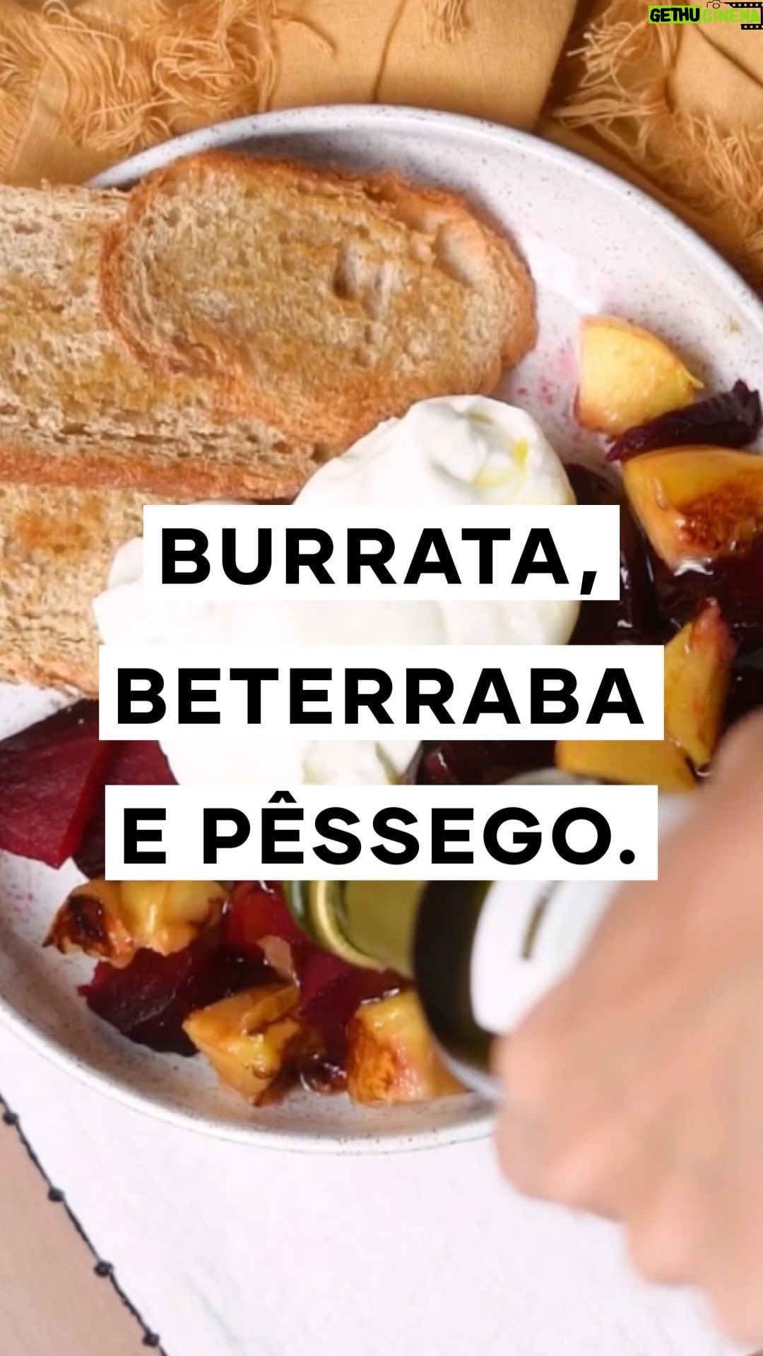 Isabella Scherer Instagram - Verão, looks lindos e receita fresquinha é a combinação perfeita, né? Ainda mais perfeita é ficar linda de @lojasrenner ❤️ - 1 beterraba - 1 pêssego - 1 burrata - Manjericão - Dill - Azeite de oliva - Limão - Flor de sal - Pimenta do Reino - Torradinhas Quando fizer, me marca? *publicidade