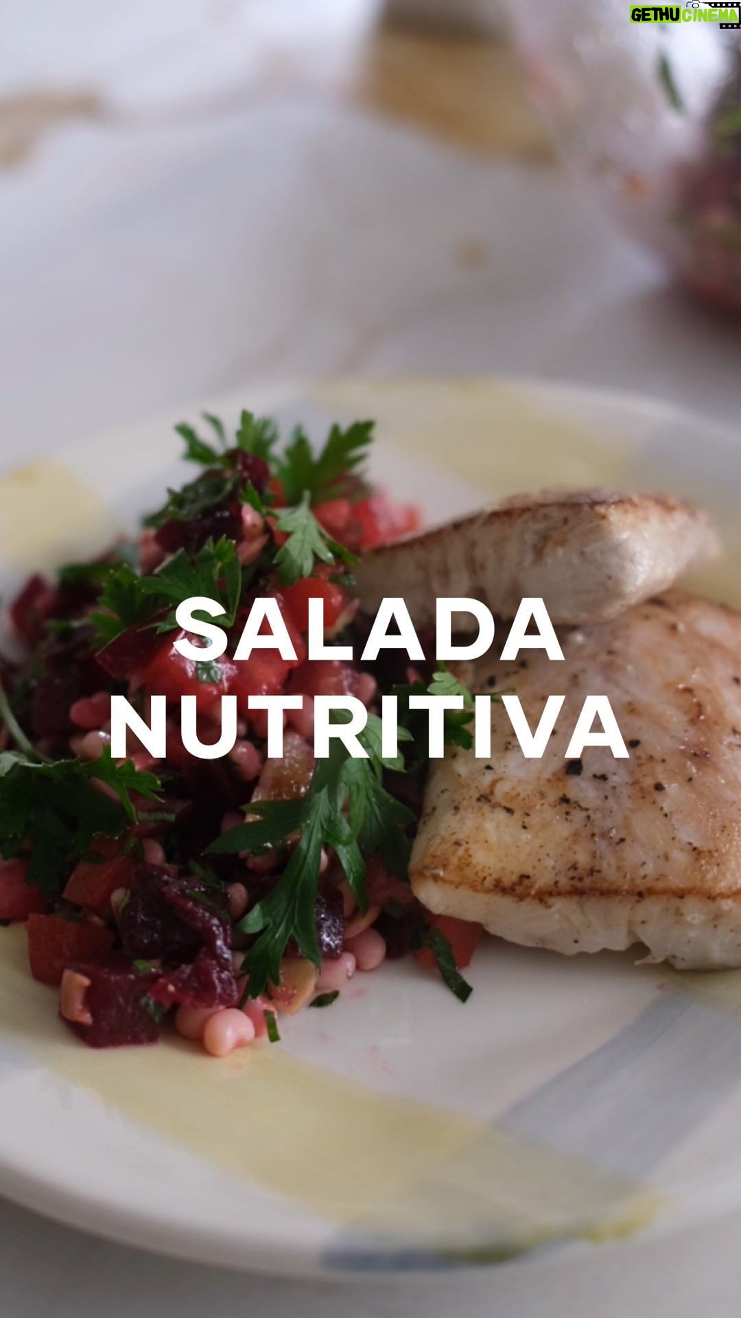 Isabella Scherer Instagram - SALADA NUTRITIVA COM PEIXE 🐟 pishi, segundo Mel IMPORTANTE: Gosto do feijão bem al dente, pra isso eu deixo de molho por pelo menos 4 horas e cozinho em panela normal só com água para ir controlando o cozimento. Cozinho com bastante água e quando ainda estiver firme na mordida, mas já cozido, escorro como macarrão. Beterraba eu gosto de assar no forno em papel alumínio por 3h +- a 180°C. Fica muuuuuito mais gostosa que cozinhar em água. Dito isso, vamos pra receita: - 1 xícara e meia de feijão manteiguinha pré-cozido - 1 beterraba - 1 tomate sem semente - 1 pimenta de cheiro - Salsa e coentro (sim, mistura os dois que fica PERFEITO! se vc não curte coentro, substitui por manjericão que fica 10/10 também) - 1 limão - Azeite de oliva a gosto (gosto de umas 4 colheres de sopa) - Sal e pimenta do reino a gosto Quando fizer, me marca? Querem ver mais receitas saudáveis por aqui?