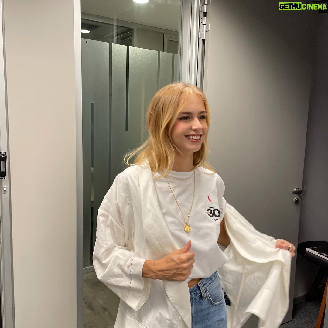 Isabella Scherer Instagram - FORBES UNDER 30 ✨ Não teria jeito mais especial de terminar 2021 🥺 Que ano… Foi tão lindo tudo que aprendi, descobri, superei, ultrapassei, o tanto que me arrisquei… Descobri uma coragem que eu nem sabia que eu tinha. E o principal: comecei a confiar em mim e no que acredito. Ainda não consigo acreditar nesse presente de final de ano! Obrigada @forbesbr ❤️🔥🥰❤️ E obrigada a todo mundo que segurou minha barra no confinamento, sem vocês eu não conseguiria aguentar os 3 meses no quarto do hotel e a pressão… @calaza @daniloseveroo @vamedeirosribeiro @crenanfr @laugasparini @elizanitzan @luisfarjallat @tatoamello @guzcarvalho @helenafurtado @ed.prado