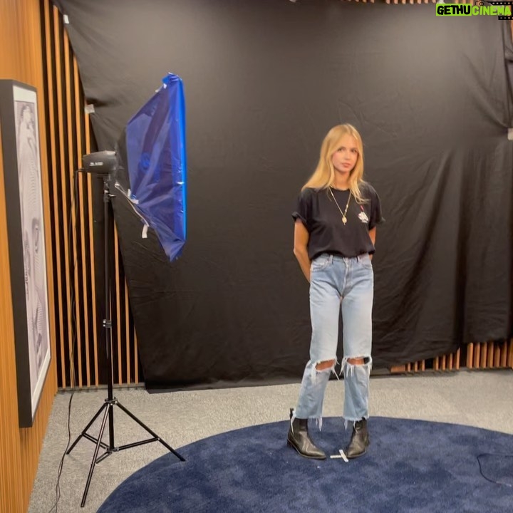 Isabella Scherer Instagram - FORBES UNDER 30 ✨ Não teria jeito mais especial de terminar 2021 🥺 Que ano… Foi tão lindo tudo que aprendi, descobri, superei, ultrapassei, o tanto que me arrisquei… Descobri uma coragem que eu nem sabia que eu tinha. E o principal: comecei a confiar em mim e no que acredito. Ainda não consigo acreditar nesse presente de final de ano! Obrigada @forbesbr ❤️🔥🥰❤️ E obrigada a todo mundo que segurou minha barra no confinamento, sem vocês eu não conseguiria aguentar os 3 meses no quarto do hotel e a pressão… @calaza @daniloseveroo @vamedeirosribeiro @crenanfr @laugasparini @elizanitzan @luisfarjallat @tatoamello @guzcarvalho @helenafurtado @ed.prado