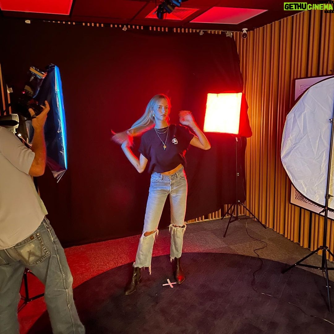 Isabella Scherer Instagram - FORBES UNDER 30 ✨ Não teria jeito mais especial de terminar 2021 🥺 Que ano… Foi tão lindo tudo que aprendi, descobri, superei, ultrapassei, o tanto que me arrisquei… Descobri uma coragem que eu nem sabia que eu tinha. E o principal: comecei a confiar em mim e no que acredito. Ainda não consigo acreditar nesse presente de final de ano! Obrigada @forbesbr ❤️🔥🥰❤️ E obrigada a todo mundo que segurou minha barra no confinamento, sem vocês eu não conseguiria aguentar os 3 meses no quarto do hotel e a pressão… @calaza @daniloseveroo @vamedeirosribeiro @crenanfr @laugasparini @elizanitzan @luisfarjallat @tatoamello @guzcarvalho @helenafurtado @ed.prado