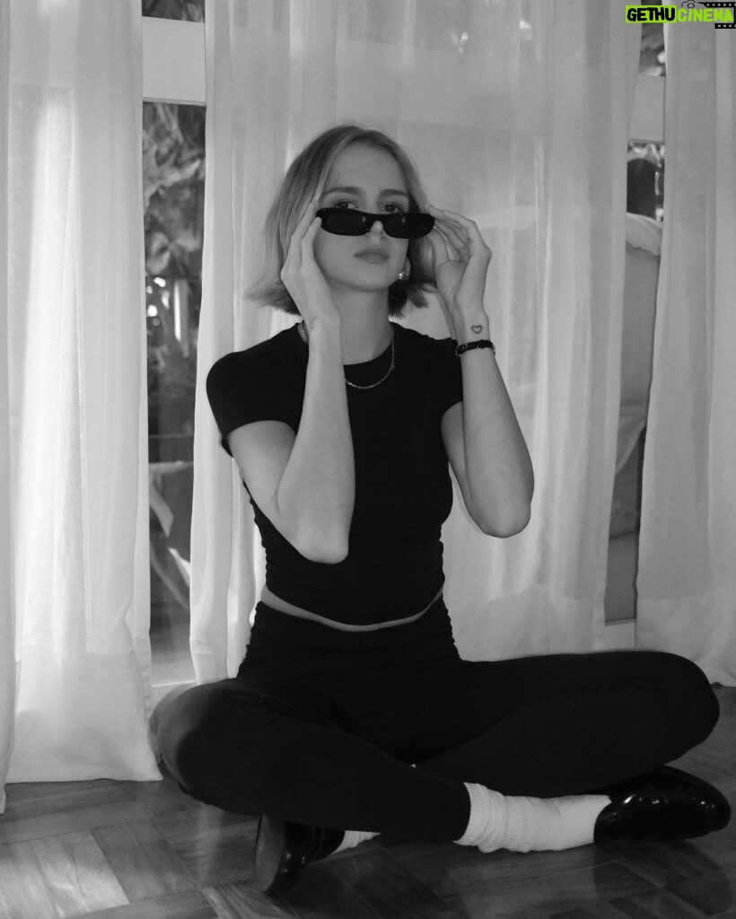 Isabella Scherer Instagram - Look aprovado? Amo me sentir bonita e, principalmente, confortável! Por isso hoje escolhi um look todo @insiderstore! Zipper Legging + Skin Cropped + Wing Suit 🫶🏻 Cupom: ISA - 12% OFF *publicidade