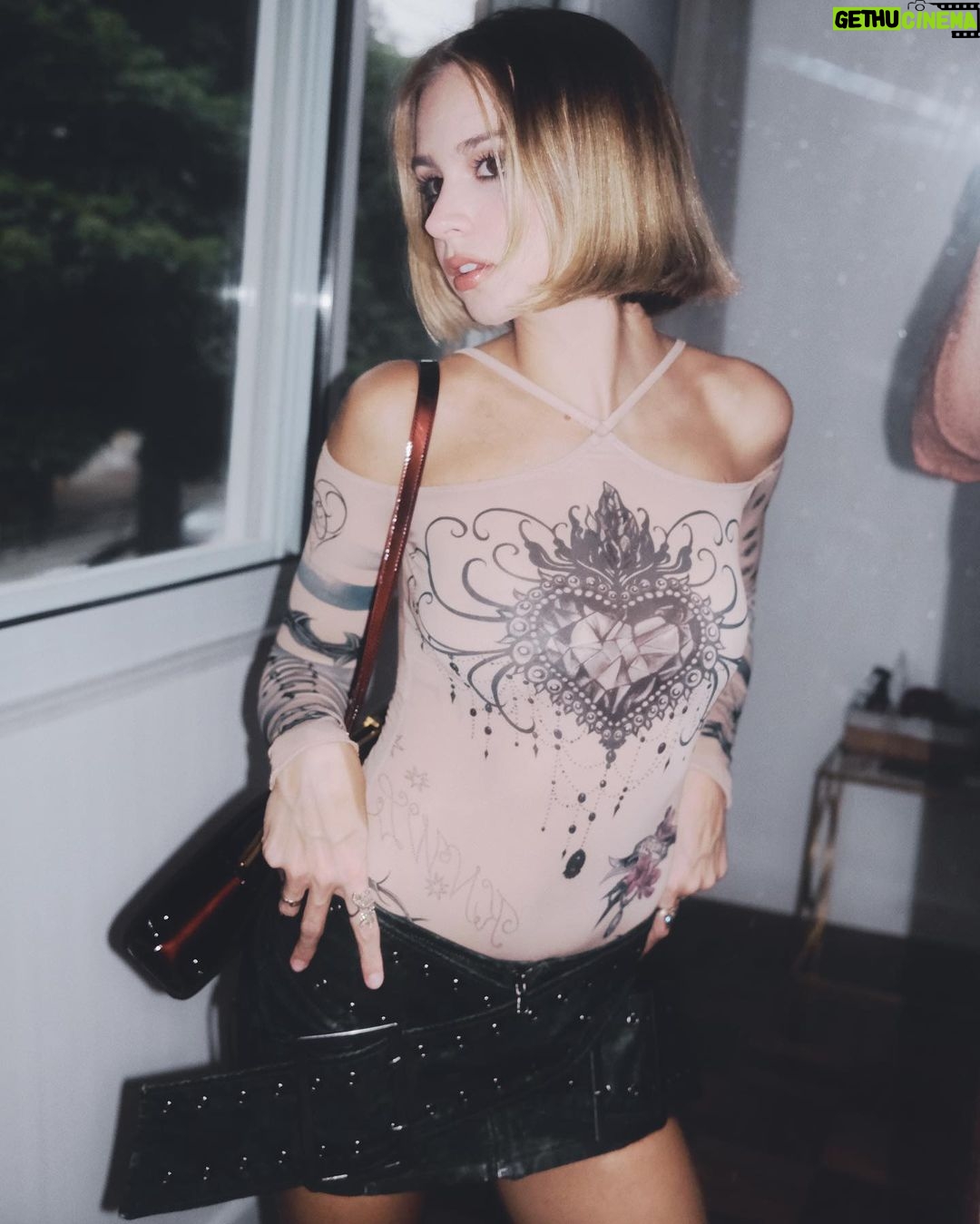 Isabella Scherer Instagram - look da mamãe pra fazer 28 anos 💫🪐🌙 gostaram?