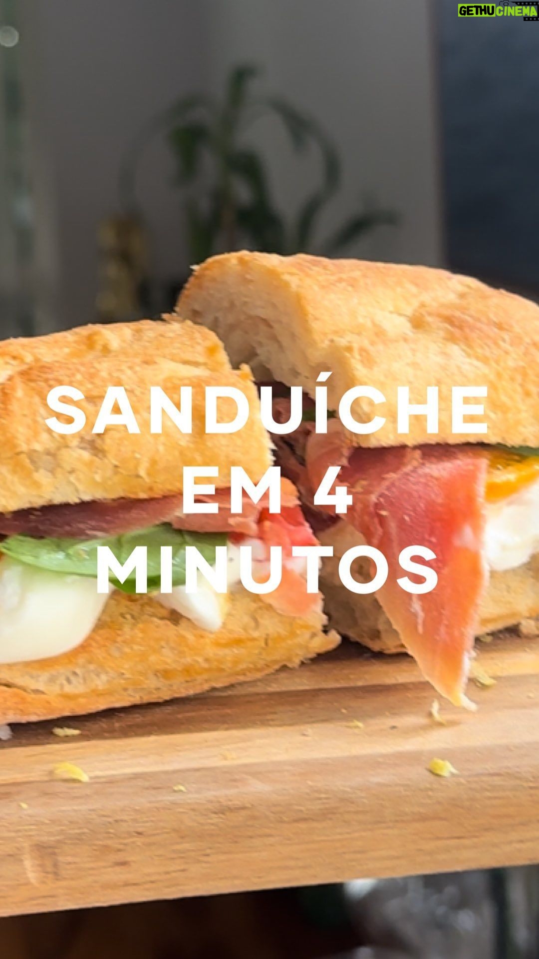 Isabella Scherer Instagram - SANDUÍCHE EM MENOS DE …. MINUTOS 🫶🏻 A cremosidade da burrata, com a suculência do tomate, o amargor da rúcula, azedinho do limão e o salgadinho do presunto de parma simplesmente nasceram um pro outro! - 1 ciabata - 1/2 burrata - Tomate - Presunto de parma - Rúcula - Flor de sal e pimenta do reino - Limão siciliano - Azeite de oliva As medidas são meio que no olho…. Quando fizer, me marca?