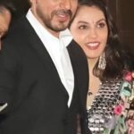 Isha Koppikar Instagram - Meeting the families of the victims of 26/11 was emotionally intense. Gratitude to @amruta.fadnavis for allowing me, alongside @iamsrk , to pay tribute at the #GlobalPeaceHonours at Gateway Of India. #remembering26/11 #HomageToHeroes