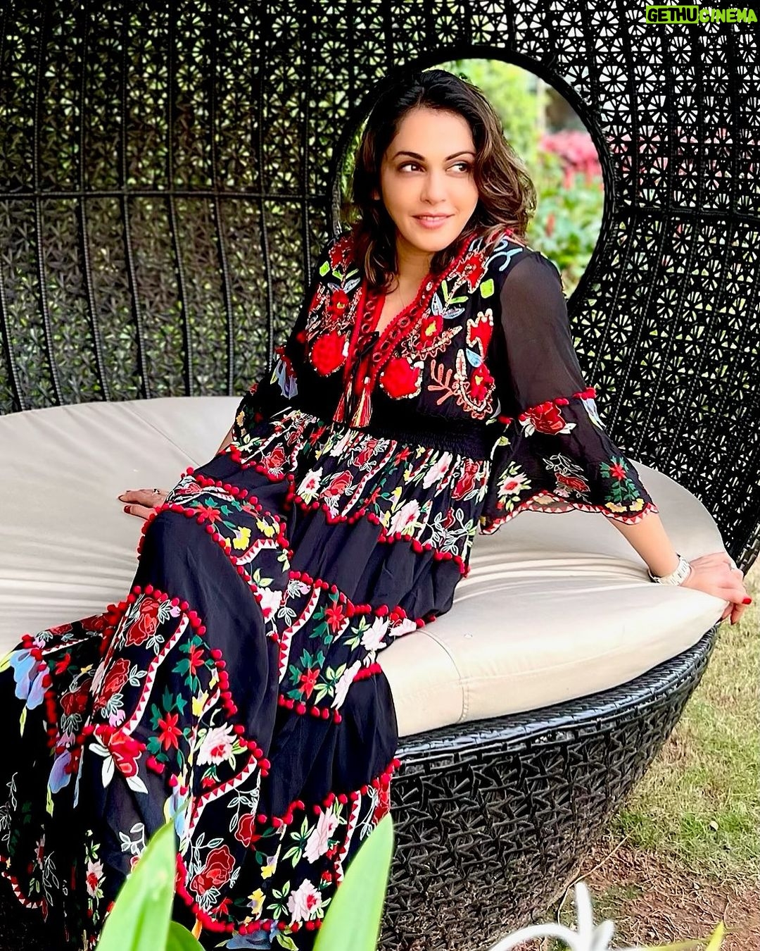 Isha Koppikar Instagram - Life's most precious gift is the present moment – cherish it with all your heart. ❤️ #enjoythemoment #littlethings #candid #nature #cherisheverymoment #presentmoment #qotd #quote #quotestoliveby