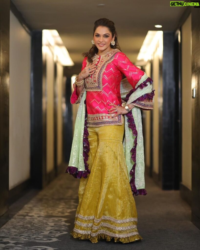 Isha Koppikar Instagram - The season is lights is here and I had the wonderful chance of celebrating it with the students of @richmonddglobalschool in Delhi at their Diwali Mela 🔥 Wearing - @mirpurimaheka Makeup - @umang_vanshika Jewellery - Silver by @curiocottagejewelry Managed by - @dipalijoshi01 @vkcelebrities