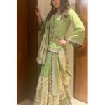 Isha Koppikar Instagram - दशहरे के इस पावन अवसर पर मेरे मन की है यही कामना आपको हमेशा मिले खुशियां और कभी ना हो दुख से सामना दशहरा की शुभकामनाएं 🙏🏼 Wearing - @mirpurimaheka Jewellery - @silverbycuriocottage