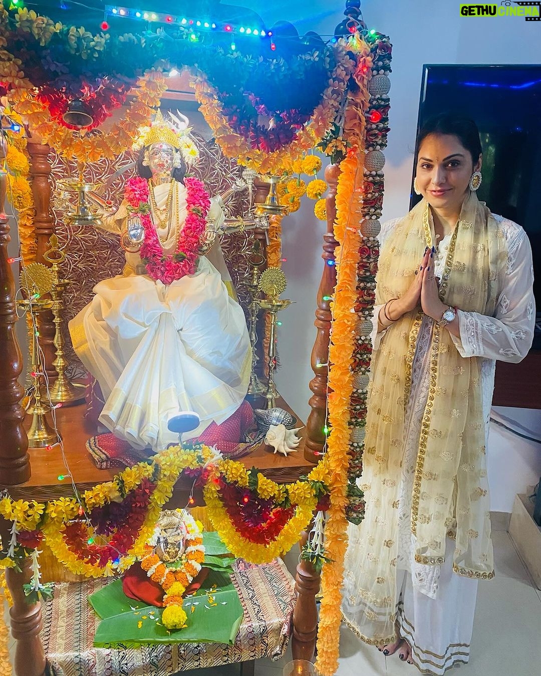 Isha Koppikar Instagram - May the divine feminine energy bless you with prosperity and abundance. Happy Navratri 🙏🏼