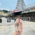 Isha Koppikar Instagram - Blessed to seek the blessings of Lord Tirupati Balaji this morning 🙏🏼 #blessed #gratitude #tirupatibalaji #thankyougod Tripati Balaji Temple