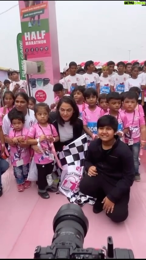 Isha Koppikar Instagram - Flagged off the Saquib Akhtar Rizvi memorial cancer awareness marathon today in Mumbai. It was so inspiring to see people from all walks of life participate in this marathon. #RumiCare #KickCancer