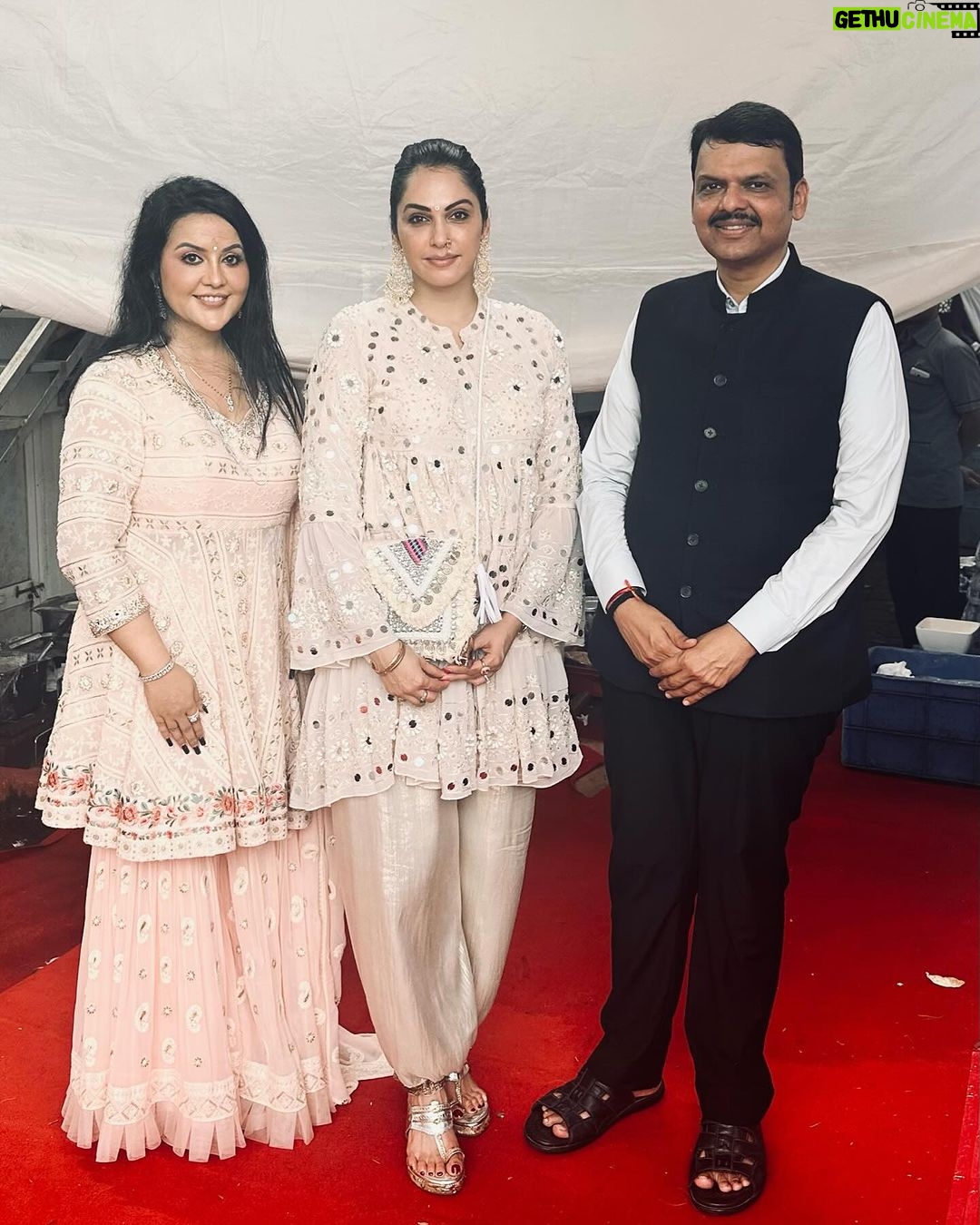 Isha Koppikar Instagram - Itβs always a pleasure meeting @devendra_fadnavis ji and @amruta.fadnavis π Thank you for inviting me to seek the divine blessings of Bappa at your residence. ππΌ