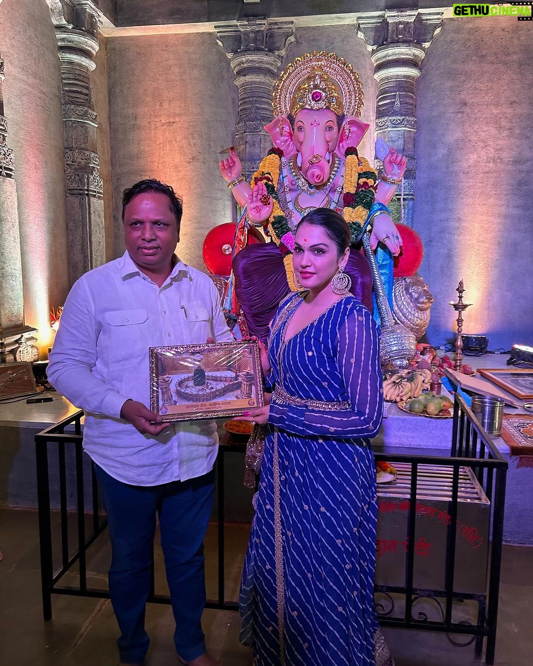 Isha Koppikar Instagram - Ganpati Bappa Morya 🙏🏼 Thank you @advocateashishshelar ji for making me a part of your Ganeshotsav. 😊