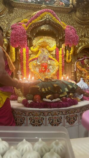 Isha Koppikar Instagram - Blessed 😇 
Thank you Bappa for your Darshan and Aarti 🙏🏼 Ganpati Bappa Morya 🙏🏼 @siddhivinayakdadar