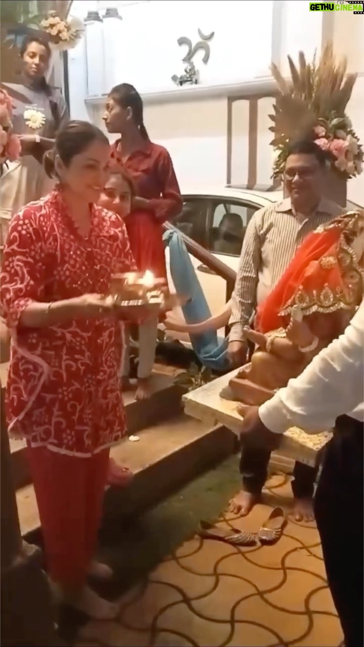 Isha Koppikar Instagram - Couldnโt have asked for a better day to bring Bappa home. So so blessed, happy and excited ๐๐ปโค๏ธ Ganpati Bappa Morya ๐๐ผ๐๐ผ #ganpatibappamorya #ganeshji #thankyougod #bappamorya