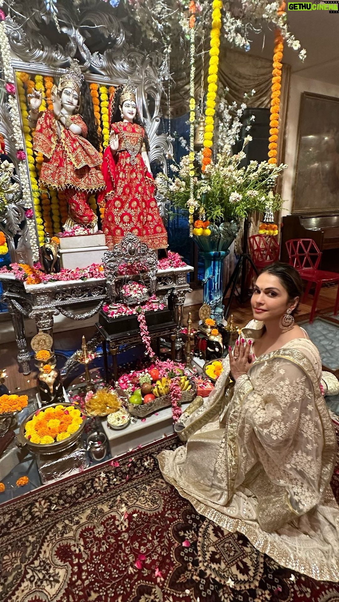 Isha Koppikar Instagram - May the divine flute of Lord Krishna fill your life with sweet melodies of love and joy. Happy Janmashtami 😊 #janmashtami #krishna #krishnamurti #festivalsofindia #jaishreekrishna #shrikrishna