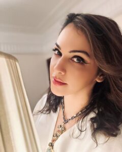 Isha Koppikar Instagram - Too glam to give a damn 🙃 #glammakeup #glamitup #beyourself