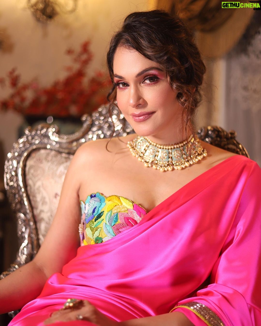 Isha Koppikar Instagram - Draped in grace, embracing tradition with a modern twist 😉 Outfit by @dineshmalkani for @perniaspopupshop Jewellery by @mehrise_by_mehrgurnani & @jet_gems Makeup @makeup_by_nainaa Hair & Drape @amehra16 Photos by @shaurya_bajpai Managed by @dipalijoshi01 @vkcelebrities